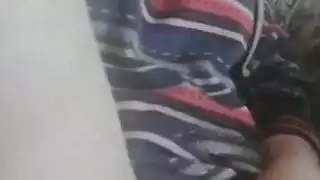 جلسة سكس فردية: شرموطة تفرج فرجها وتقذف بقوة