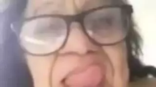 سيدة قرنية مع الوشم يرتدي أحذية فقط مع الكعب العالي أثناء الحصول على مارس الجنس في الحمار