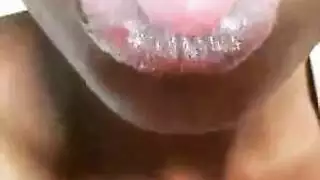 فتاة سوداء شابة تأخذ جنسًا وجهيًا وتبلع كل قطرة