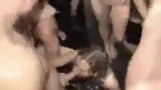 طالبة تطلب توصيلة تمارس الجنس بقوة مع شاب عشوائي في منزله