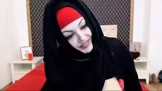 عاهرة ويب عربية ترتدي الحجاب تتعرى وتمارس الجنس أمام الكاميرا