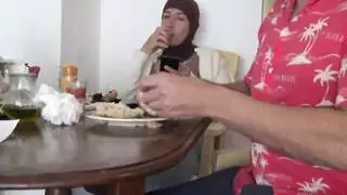 جماع سريع صباحي: زوجة الأب العربية تخدم قضيب ابن زوجها الألماني