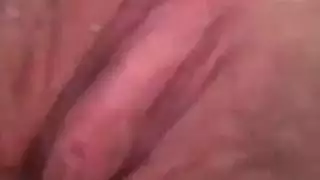 فيديو إباحي في غرفة الفندق: إصبع حتى النشوة الصارخة على الخليج