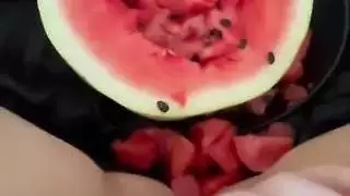 مشهد إباحي مراهق صريح: قذف مزدوج على جسد مراهق ضيق