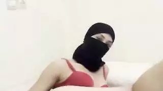 فتاة عربية بكامل حجابها تداعب فرجها المبتل ببطء بأصابعها