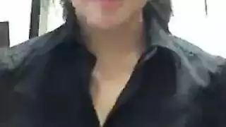 خيانة في غرفة الاستراحة: شقراء تأخذ قضيباً بينما صديقها يختلس النظر