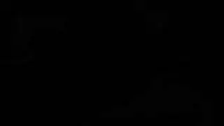 السيدات الأنيقات في الفساتين يمنحن الرجل المحظوظ جلسة عمل يدوية جماعية وجلسة رعشة