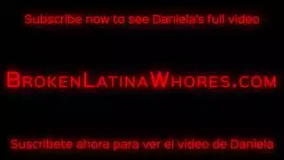 الثلاثي المؤلم لعيد ميلاد دانيلا: مؤخرة ومهبل المراهقة يُضربان بقوة