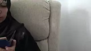 زوجة عربية مفلسة تلجأ لقواد في لندن لأفلام إباحية صريحة