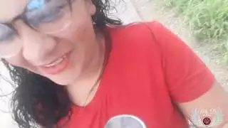 شاهد بينيلوبي أولسن في هذه المجموعة الاستعراضية البرية في الهواء الطلق، وتومض بزازها الطبيعية وكسها الرطب في الشوارع والطرق العامة