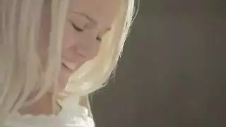 شقراء وقحة تستمتع بعنف إكس إكس إكس وتئن بصوت عالٍ