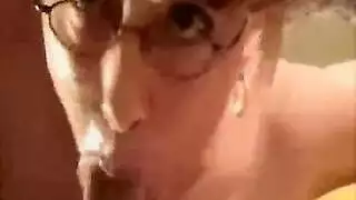 مشهد إباحي: أم مثيرة تدخن وتتلقى حمولة مني ضخمة على وجهها