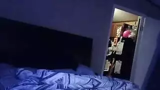 فتاة سوداء ممتلئة تنزل بخبرة ثم تقفز على القضيب