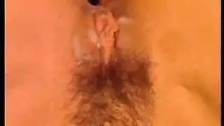 امرأة ناضجة تأخذ أوضاع كلب وفرس بقوة في جنس صريح في غرفة المعيشة