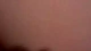 الفاجرة الشقراء تفتح ساقيها للجنس الجماعي الخشن في العراء