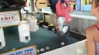 العاهرة الصغيرة تدفع عمودًا أبيضًا بعمق في حلقها لفحص إباحي