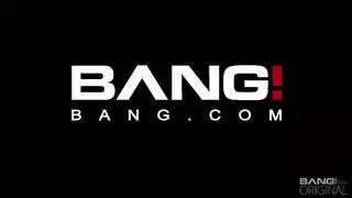 عاهرة صغيرة تحصل على تدمير فرجها الضيق