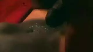 شقراء بصدر حليبي ضخم تمص قضيباً صلباً كبيراً