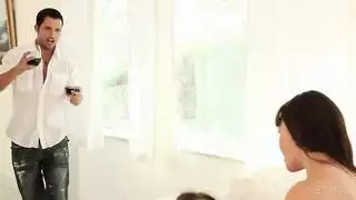 من مشاهد إلى مشارك: داني دانيلز تضاجع زوجها غير الأمين