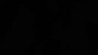 خاسرة اللعبة المثيرة تستلقي على بطنها وتأخذ ضربات قاسية من الخلف