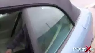 فانتازيا التبول العلني: عاهرة شابة ساخنة متلألئة