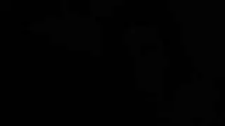 حركة جنس شرجي مزدوج قاسية: فم ومؤخرة مليئتان بأقضيب سميكة