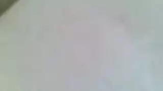 لحظة خاصة مسربة: فيديو استمنائها المثير في غرفة النوم