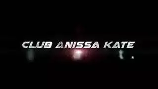 الجميلة المطيعة تأخذ قضيب حبيبها بخضوع