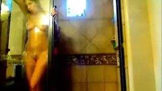 خيال شرجي مع شاب مجهز جيدًا ورجل باكستاني
