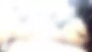 فتاة صغيرة ذات صدر كبير تتباهى بثدييها المستديرين في فيلم للكبار