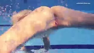 أمسك بها عارية: جلسة مواخرة في الدش مع فتحة ضيقة مبلولة