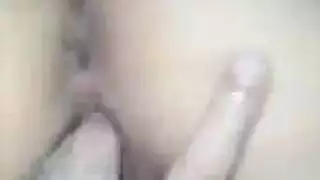 فتاة صغيرة تُصاب بالصابون ويتم fingerها في الحوض