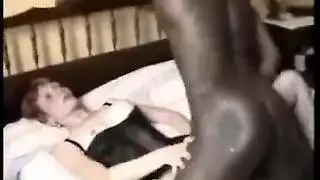 مراهقة حمراء الشعر مثيرة تتوسل للسائل المنوي في غرفة التبديل